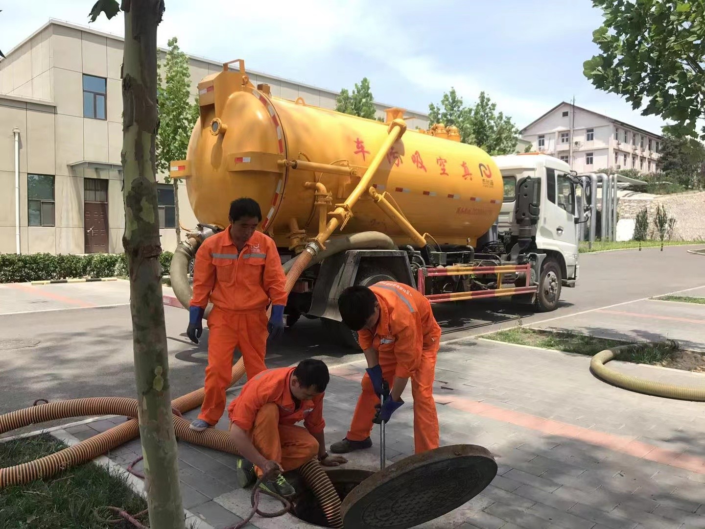 信州管道疏通车停在窨井附近