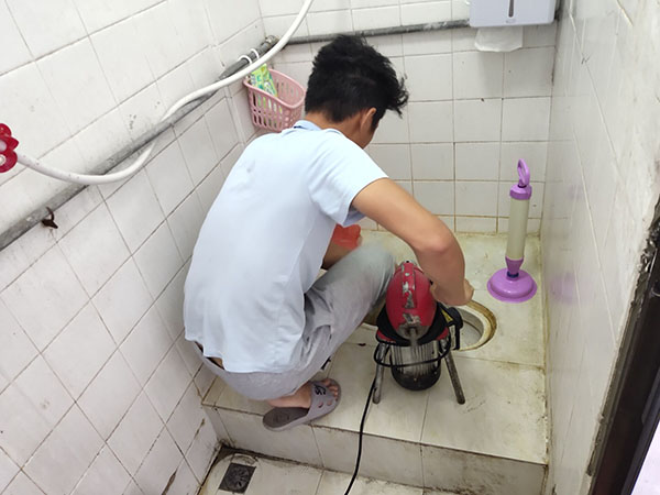 信州肥皂掉到马桶里把马桶堵住了怎么办？马桶堵住了怎么办