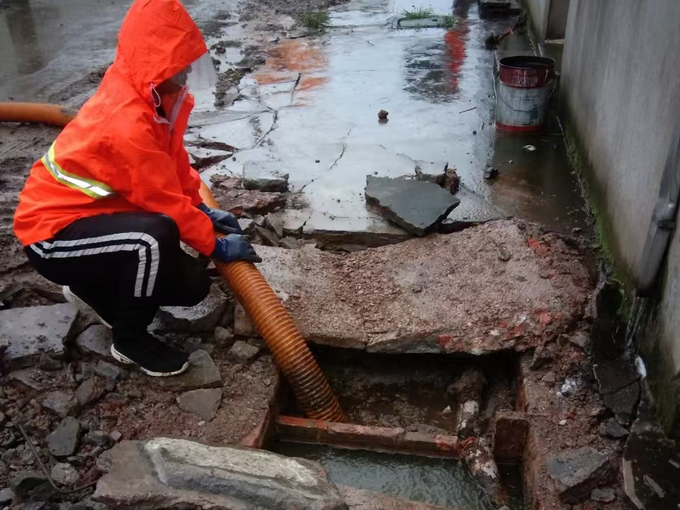 信州专业清理污水池 炜誉市政以规范流程守护城市 “肠道”