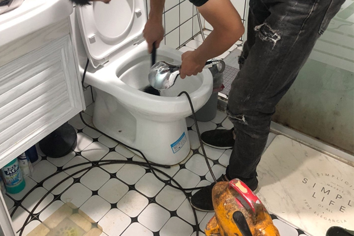 信州马桶堵塞自己疏通还是找师傅?专业上门服务让你省时更省心