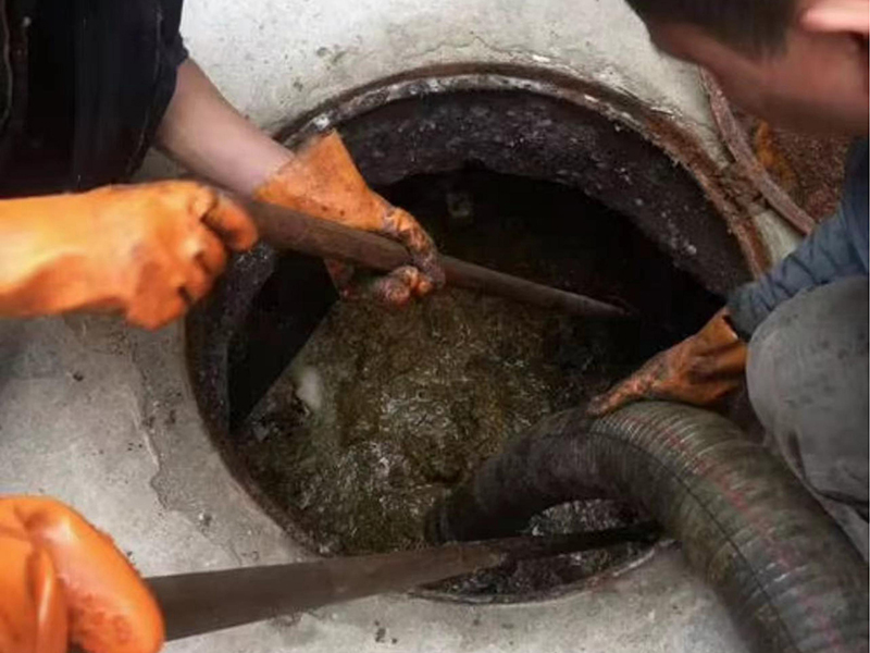 信州清理化粪池时如何避免沼气的危害?